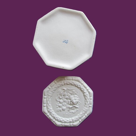 Antique Porcelain creme Bisque lidded trinket box 4"x4" wide (10cm)x2"(5cm) high - Picture 8 of 12